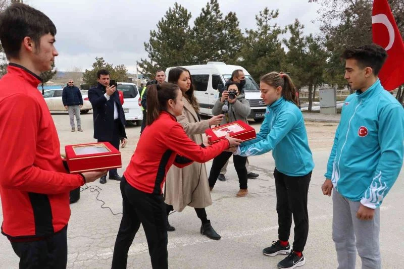 Gelibolu’dan yola çıkan emanetleri Eskişehirli sporcular teslim aldı
