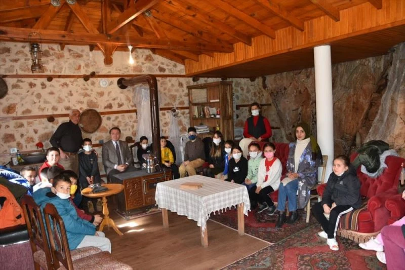 Kaymakam Hülür, öğrencilerle mangala oynadı, kitap okudu