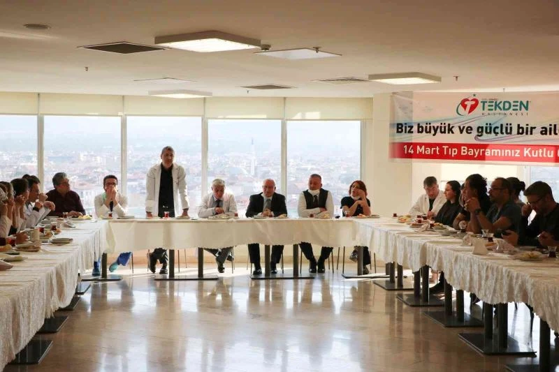 Denizli Tekden doktorlarına ailelerinden sürpriz Tıp Bayramı mesajı
