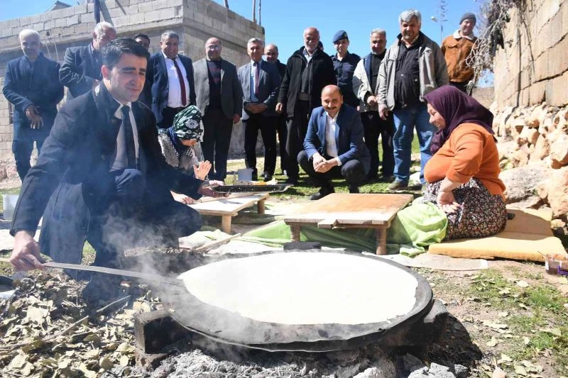Kaymakam Sevgili, kadınlarla köy ekmeği pişirdi
