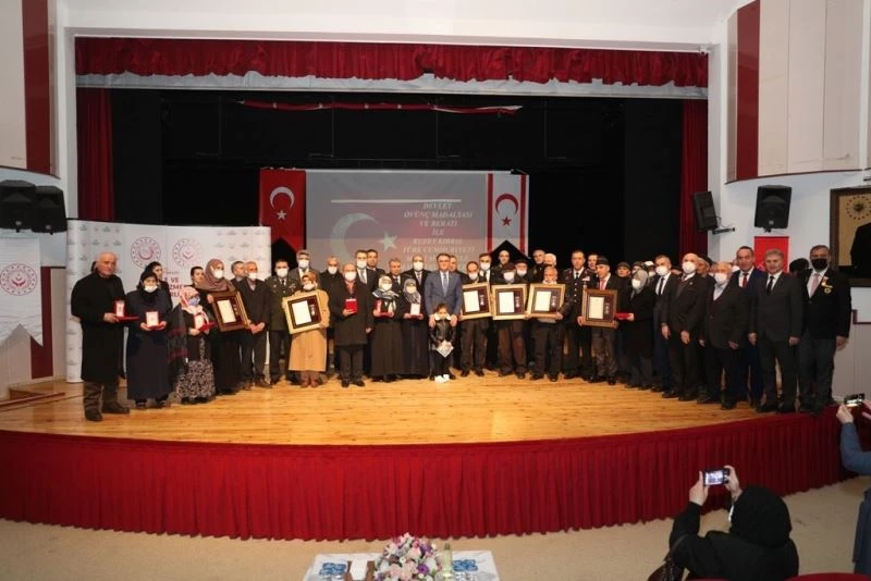 Tokat’ta 6 şehit ailesi ile 19 gaziye devlet övünç madalyası ve beratı verildi
