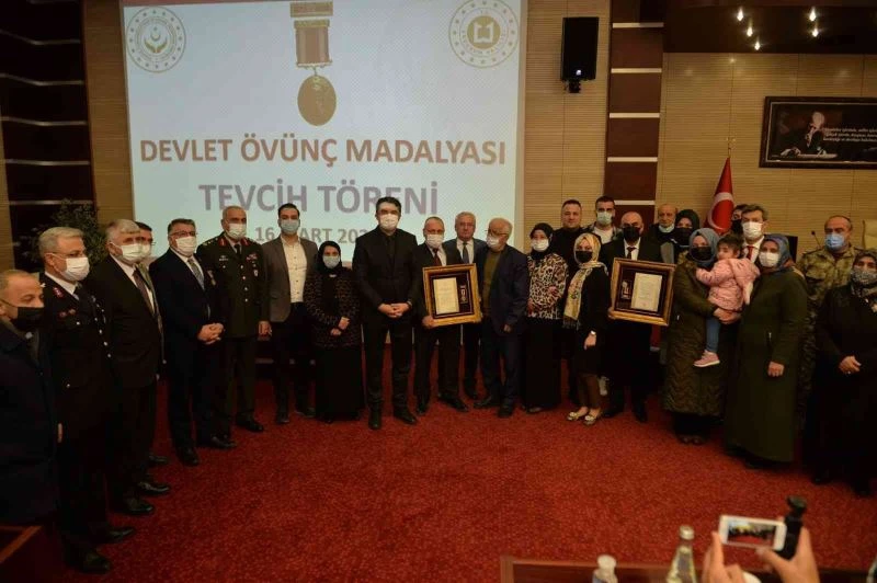 Şehit ailesi ve gazilere övünç madalyaları törenle verildi
