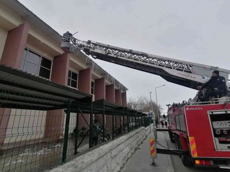 Tehlike saçan buz sarkıtları temizleniyor
