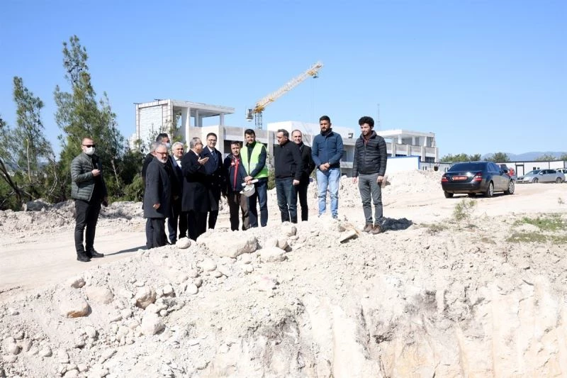 Vali Su, inşaatı süren merkezlerde incelemelerde bulundu
