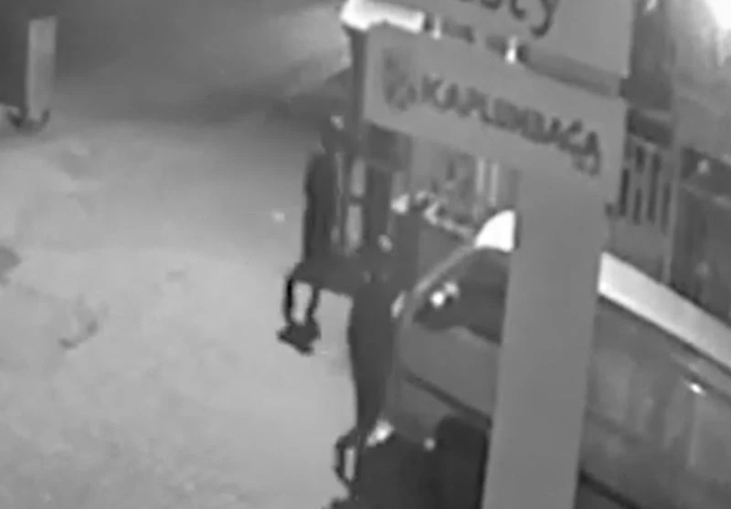 Kablo hırsızlarının rahat tavırları kamerada
