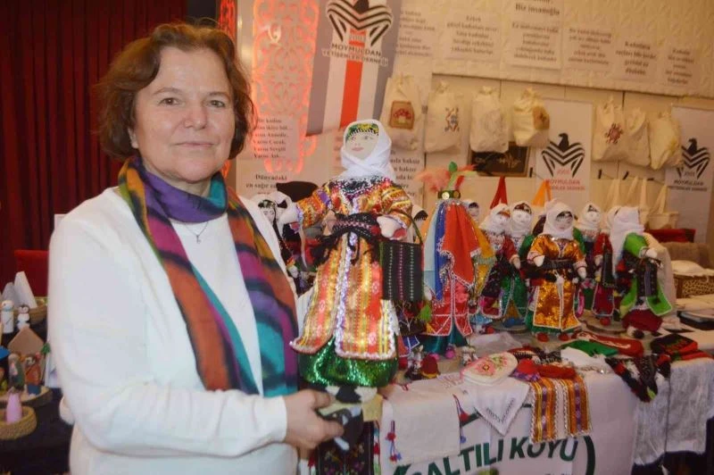  Yörelerinin tarihi kıyafetlerini bez bebeklere nakşediyorlar
