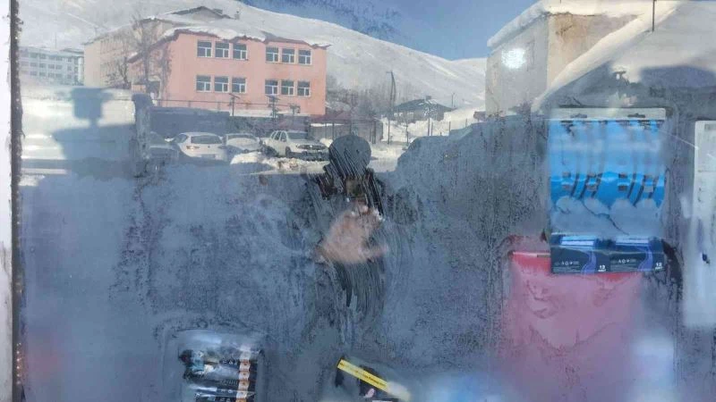 Karlıova buz tuttu, araçlar çalışmadı
