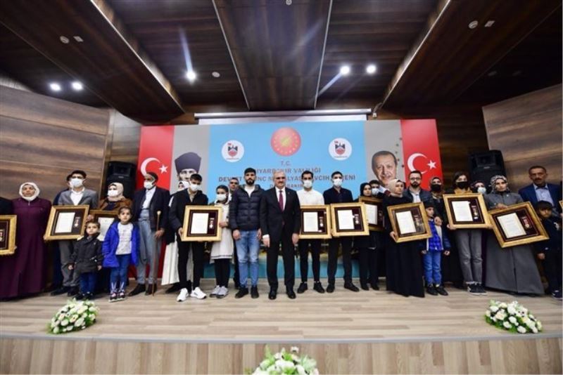 Diyarbakır Valisi Karaloğlu, 12 şehit yakınına devlet övünç madalyalarını takdim etti
