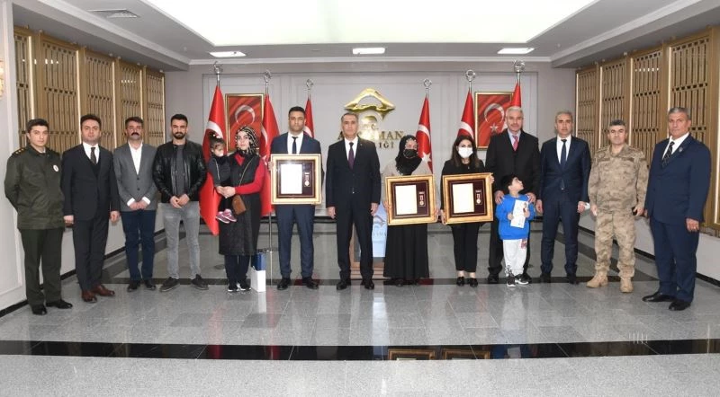 Şehit aileleri ve gazilere devlet övünç madalyası
