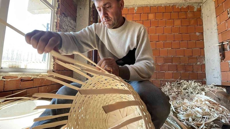 35 yıldır sepet örüyor
