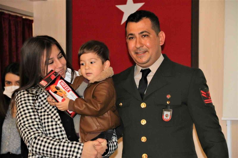 Devlet övünç madalyası ve beratını almaya 2,5 yaşındaki oğlu ile geldi, davetliler gözyaşlarını tutamadı

