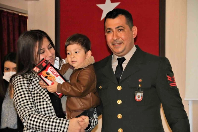 Devlet övünç madalyası ve beratını almaya 2,5 yaşındaki oğlu ile geldi, davetliler gözyaşlarını tutamadı
