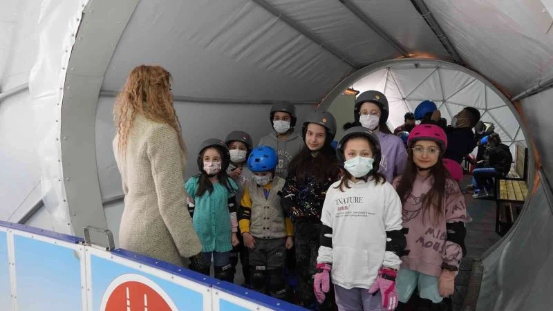 Ahmet Çalık Buz Pateni Pisti’ne yoğun ilgi
