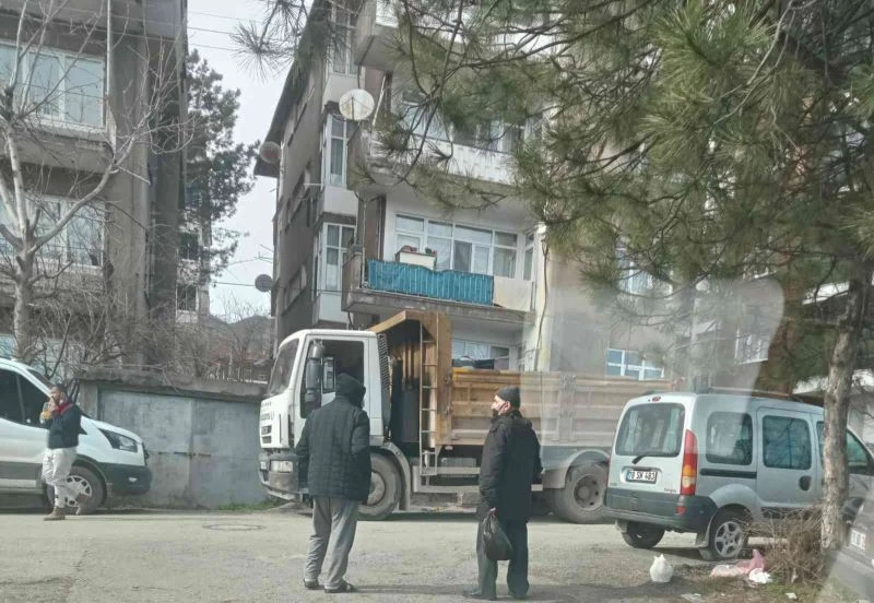Komşuları ihbar etti, bir kamyon çöp boşaltıldı

