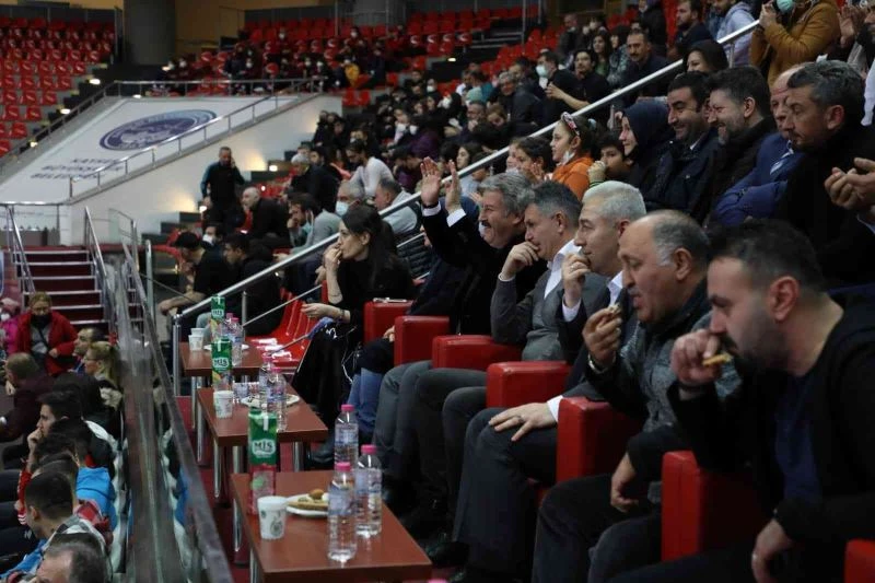 Başkan eşi ve çocuğuyla kadın basketbol takımının maçını izledi destek verdi