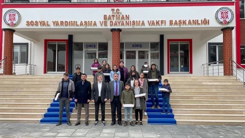 İş insanından 100 başarılı öğrenciye tablet ve giyim yardımı
