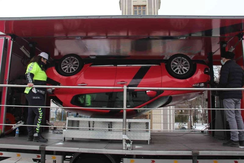 Emniyet kemerinin önemi simülasyon ile anlatıldı
