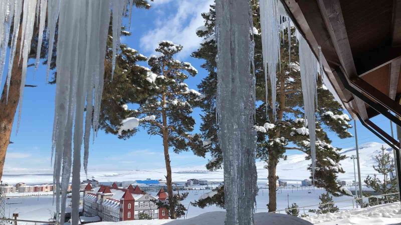 Kars’ta 4 metrelik buz sarkıtları oluştu
