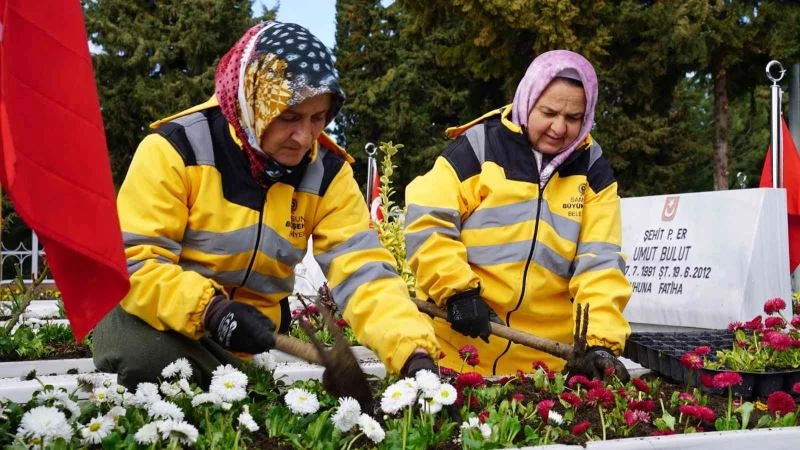 Şehitliklere 18 Mart’a özel 1915 çiçek
