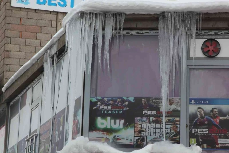 Çatılarda oluşan buz sarkıtları tehlike saçıyor
