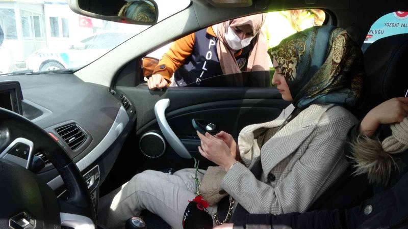 Yozgat’ta, polis ekipleri kadın yolculara karanfil dağıtıp, KADES’i anlattı
