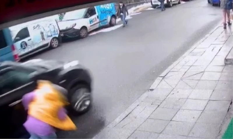 Cep telefonuna bakarken canından oluyordu: Kaza anı kamerada
