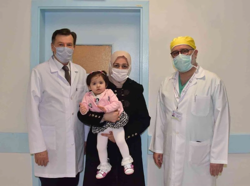 Bir yaşındaki çocuğa kapalı yöntemle başarılı kist ameliyatı
