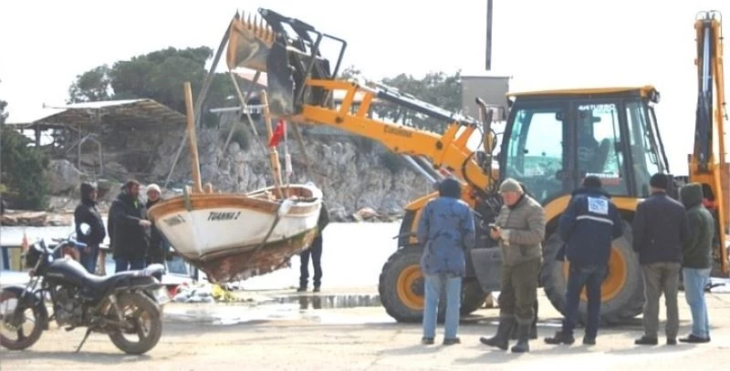 Erdek’te kayıp olan tekneyi balıkçılar buldu
