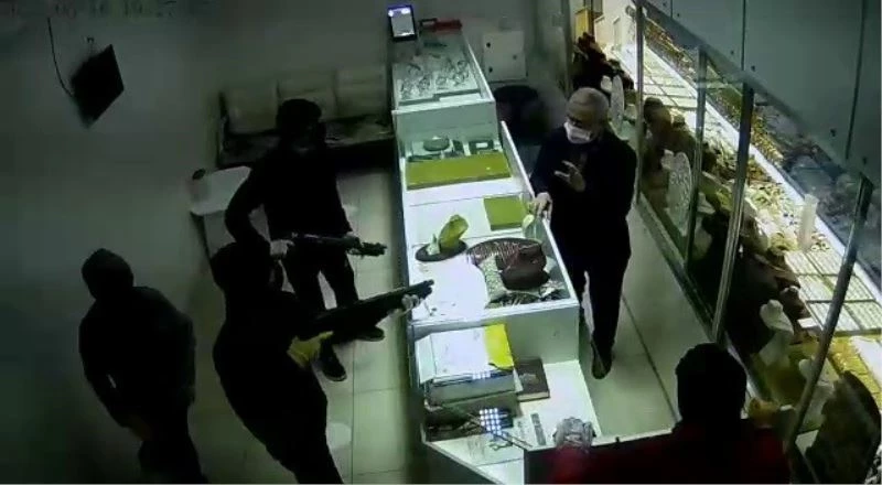 Çaldıkları altını mezarlığa saklamışlar
