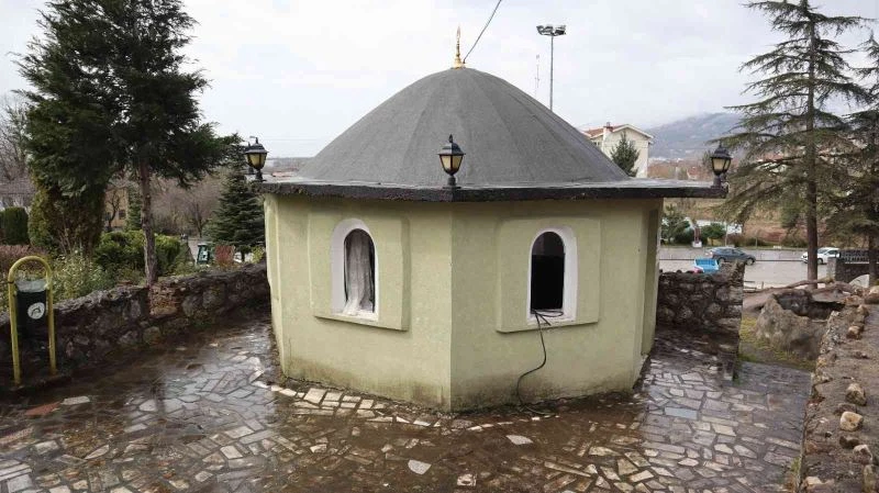 Türbeye 40 gün arayla ikinci kez zarar verdiler
