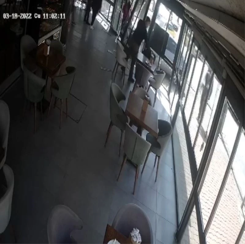 Antalya’da otomobilin fırına daldığı anlar kamerada
