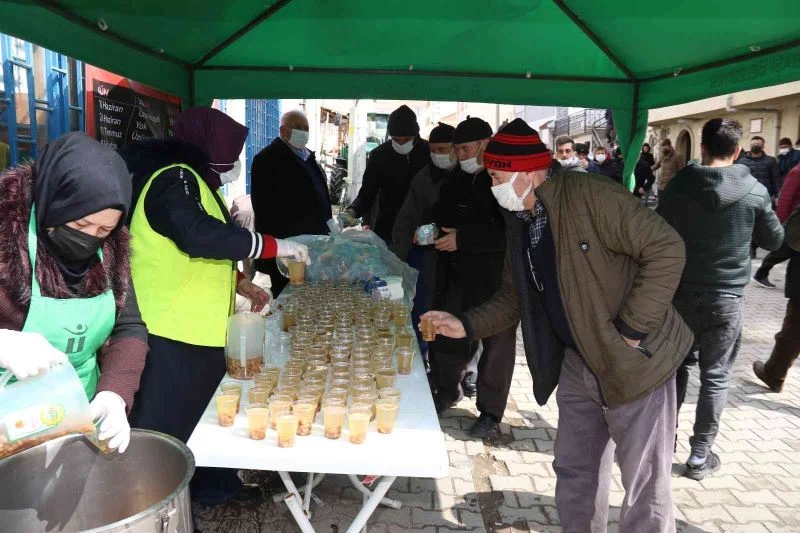Çanakkale şehitleri anısına cuma namazı sonrası hoşaf ve ekmek ikramı
