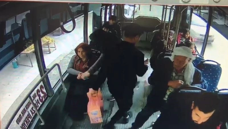 Kadın kapkaççıyı kovalarken, yolcular film gibi izledi
