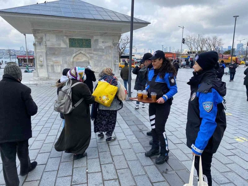 Polisler, Çanakkale Savaşı anısına Üsküdar’da vatandaşa hoşaf ve ekmek dağıttı

