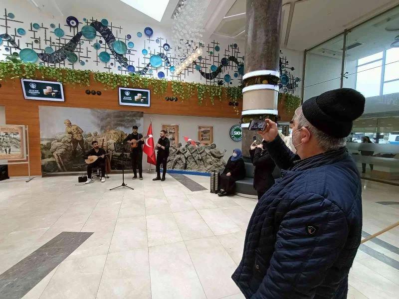 Zaferin 107. Yılında Çanakkale şehitlerini andılar
