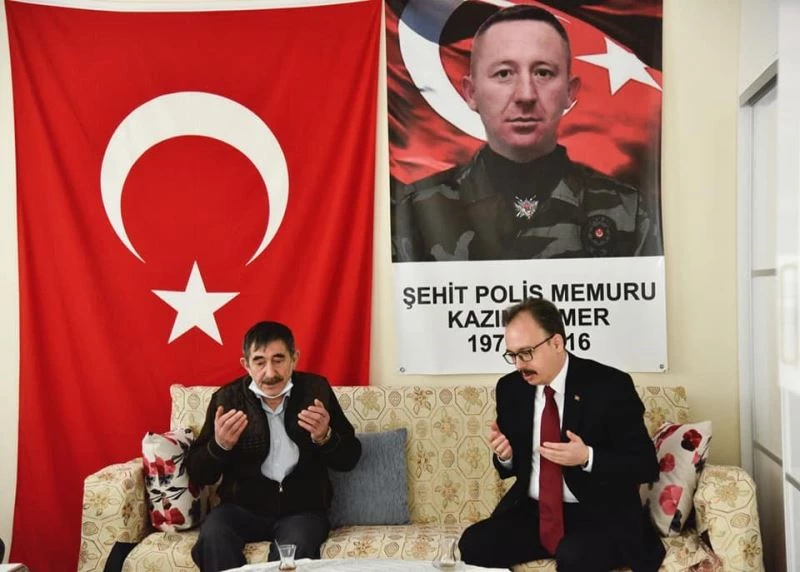 Vali Kızılkaya’dan şehit babası Esmer’e ziyaret
