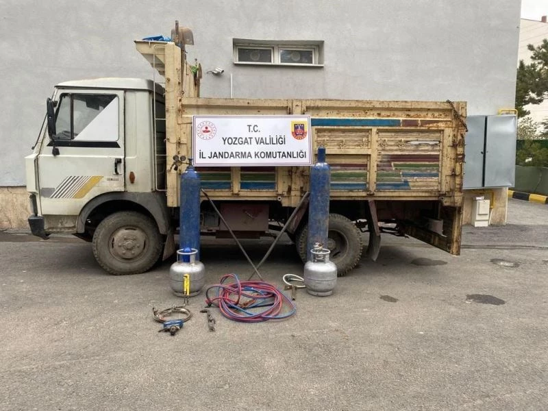 Demir yolu raylarını çalıp hurdacıya sattılar
