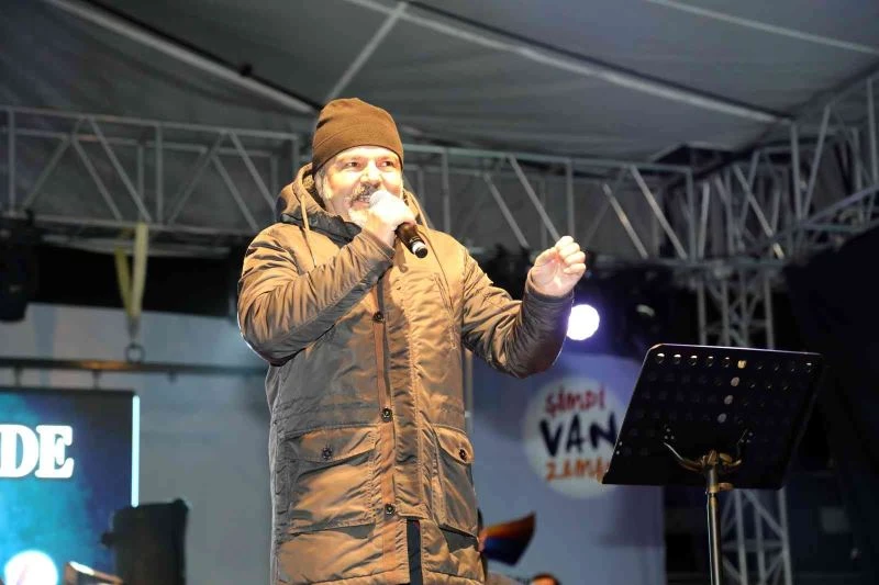 Van Shopping Fest kapsamında dengbêjler sahne aldı
