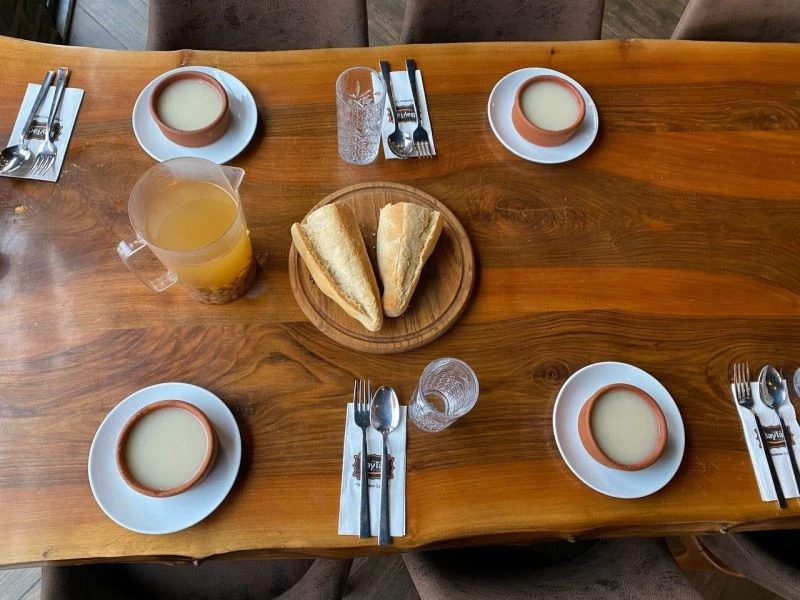 Baytar Steakhouse, 18 Mart’ı unutturmadı cephedeki menüyü müşterilerine ikram etti
