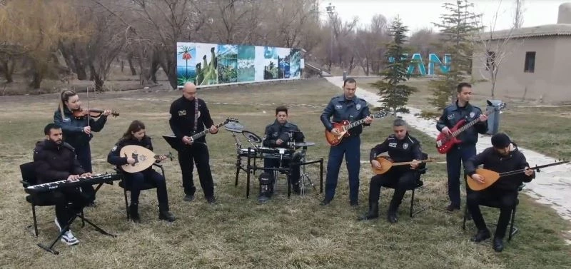 Van polisi çaldı kursiyerler seslendirdi
