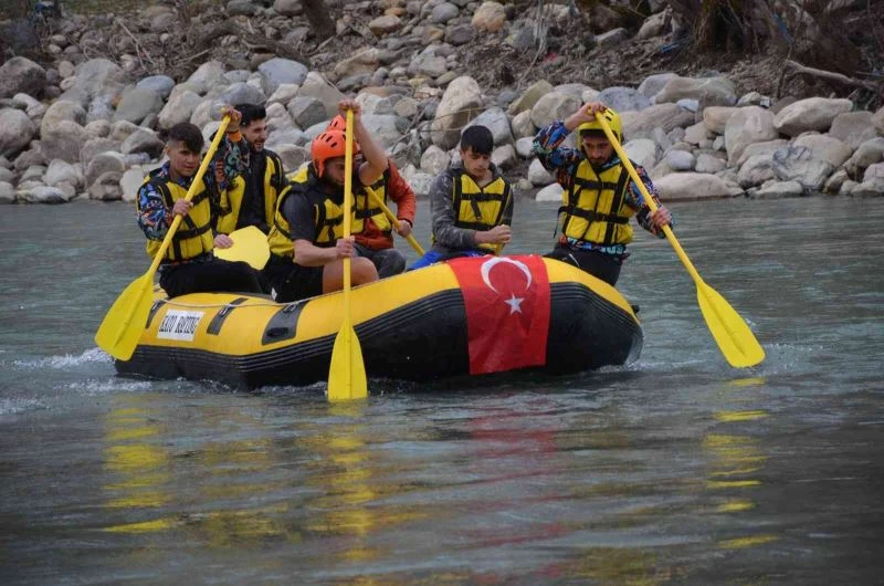 Şırnak’ta şehitler anısına rafting yapıp Türk bayrağı ve pankart açtılar
