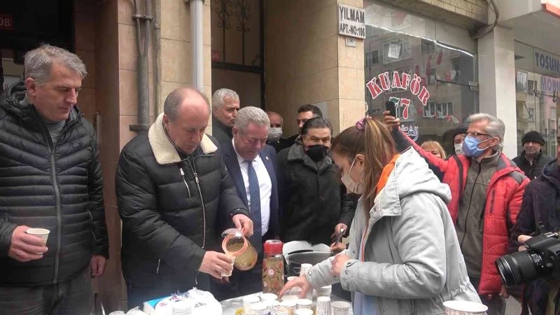 Memleket Partisi Genel Başkanı Muharrem İnce’den hoşaf ve ekmek ikramı
