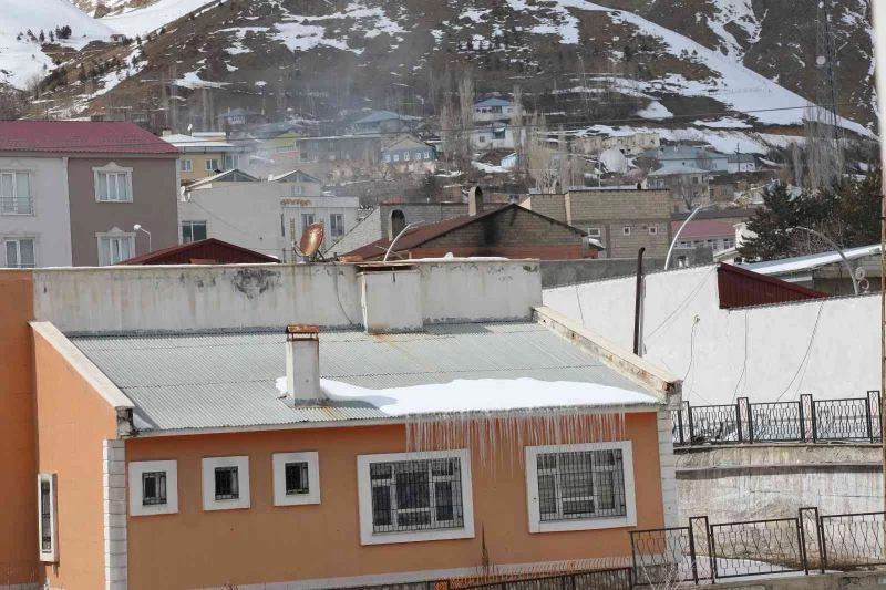 Çatılarda oluşan 3 metrelik buz sarkıtları tehlikeye neden oluyor
