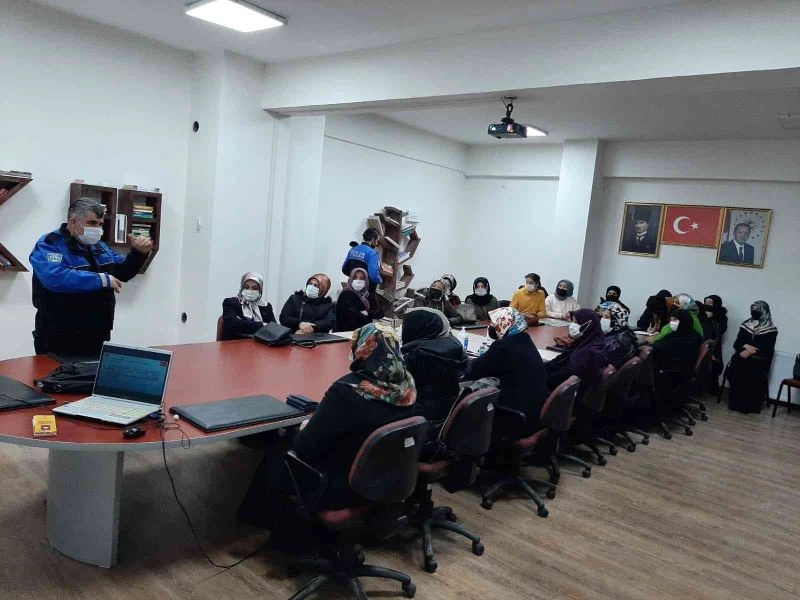 Kursiyerlere dolandırıcılıkla mücadele eğitimi verildi
