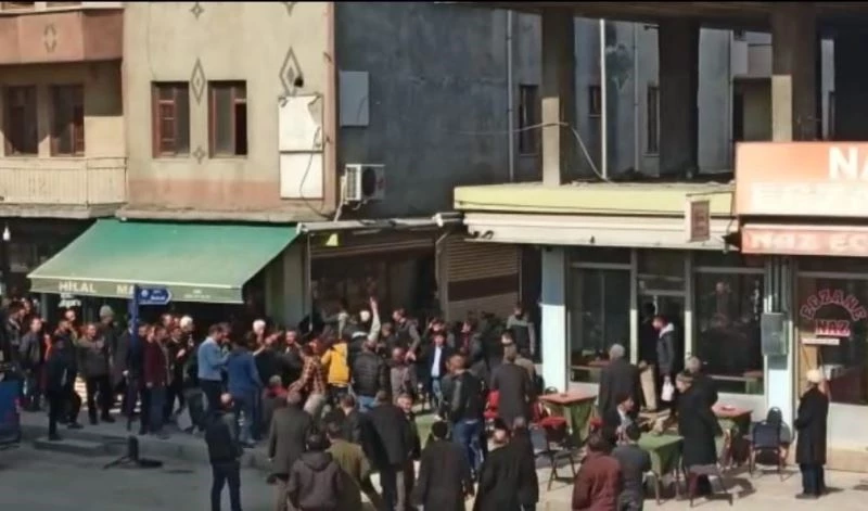 Ortalığı savaş alanına çevirdiler, sandalyeler havada uçuştu
