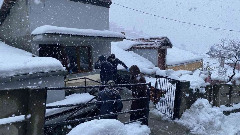 Çarşıdan döndü, eşini evde ölü buldu
