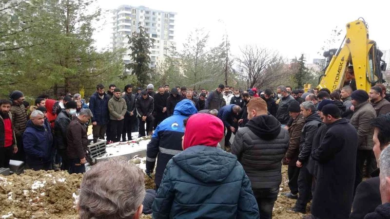 Mardin’de trafik kazasında hayatını kaybeden kuzenler toprağa verildi
