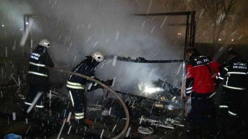 Şantiye bekçisinin kaldığı kulübe alevlere teslim oldu
