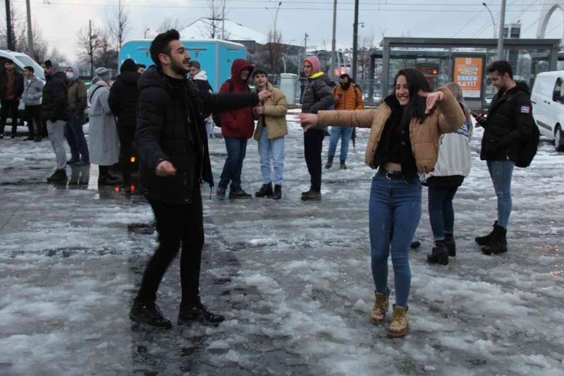 Onlarca kişi karda oyun havasıyla doyasıya eğlendi
