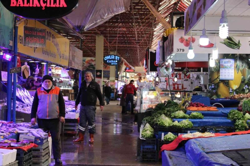 Emektar pazarcılar soğuğa aldırış etmeden çalışıyorlar
